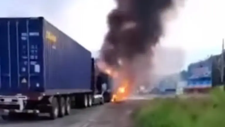 Una vagoneta y un cami&oacute;n arden tras colisionar en la ruta que une Cochabamba con Santa Cruz, a la altura de Villa Tunari. CAPTURA DE PANTALLA