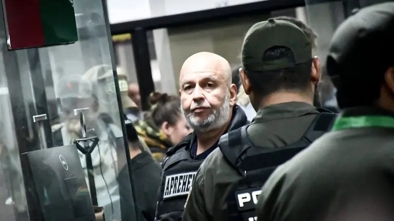 Arturo Murillo, tras su aprehensi&oacute;n en el aeropuerto de Viru Viru. LIBERTAD DIGITAL PARA BOLIVIA
