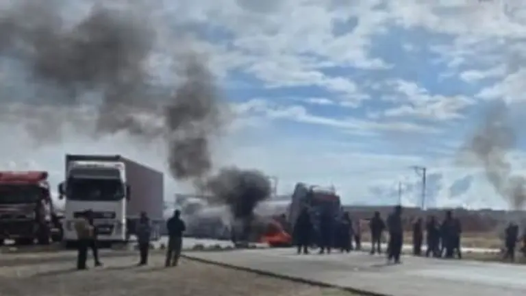 Choferes del transporte pesado bloquean la v&iacute;a Oruro-La Paz. RRSS