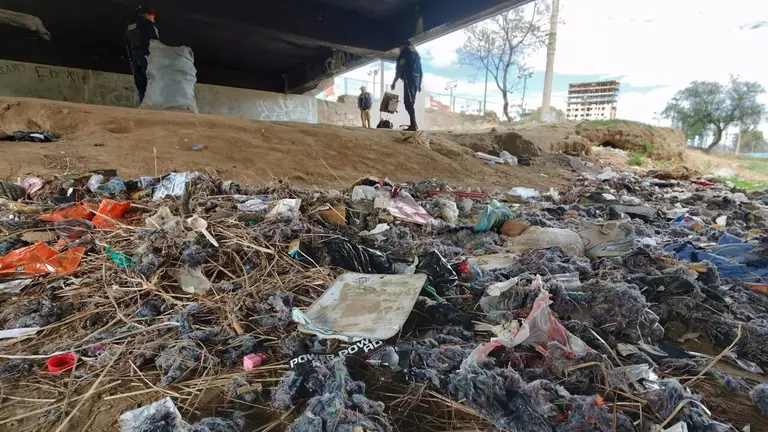 La limpieza del r&iacute;o Rocha, este 6 de septiembre. DICO SOL&Iacute;S