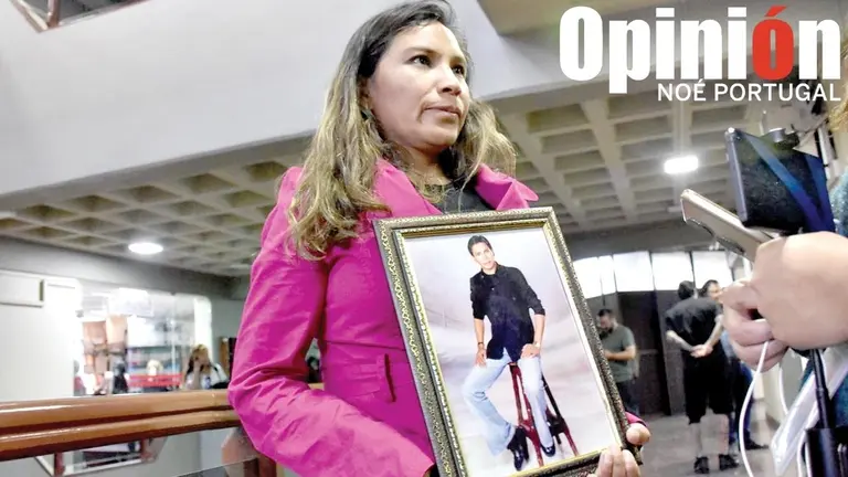 Erika Montaño abraza un cuadro con la foto de su hermano. / NOÉ PORTUGAL