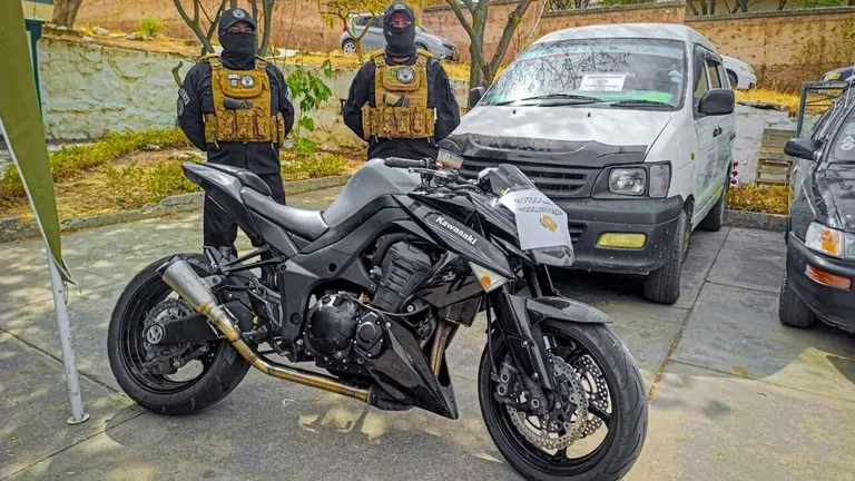 La moto indocumentada en el patio de Diprove. POLIC&Iacute;A