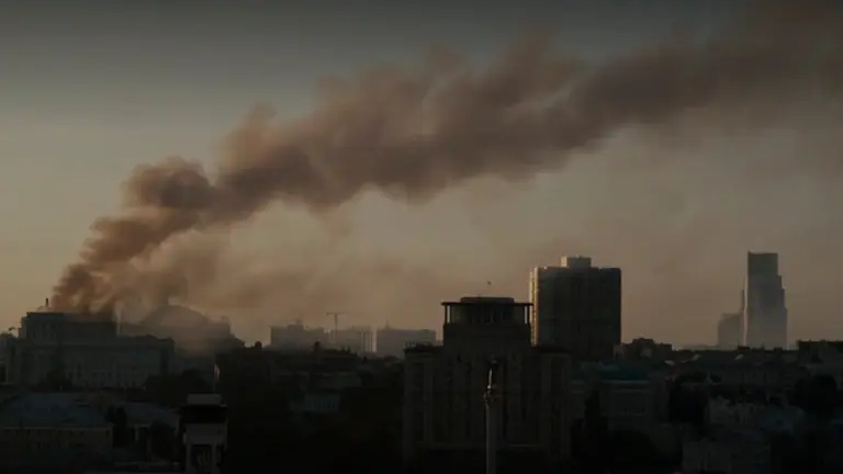 Imagen panor&aacute;mica del incendio del Gabinete tras el bombardeo. CAPTURA DE VIDEO BBC