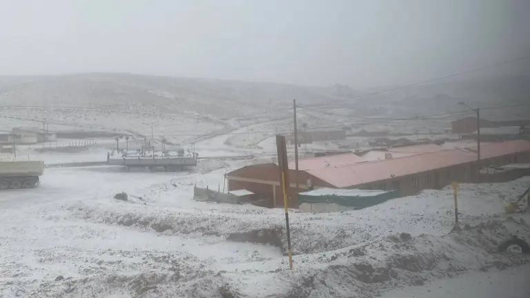 Nieve en el centro minero de San Vicente, en el departamento de Potos&iacute;. RADIO LASER TUPIZA