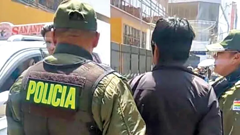 El sentenciado por biocidio es llevado por un polic&iacute;a./ CAPTURA DE PANTALLA