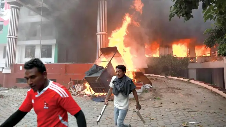 Los manifestantes en Nepal quemaron edificios p&uacute;blicos./ LA NACI&Oacute;N