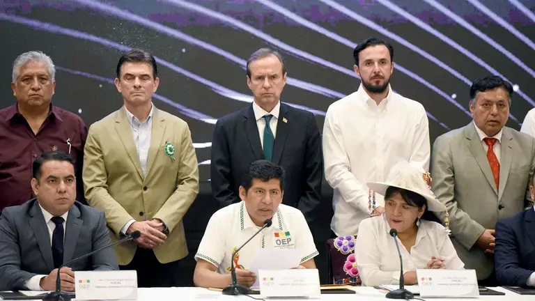 Atr&aacute;s, de izquierda a derecha, Rodrigo Paz, Tuto Quiroga y &ldquo;JP&rdquo; Velasco./ APG