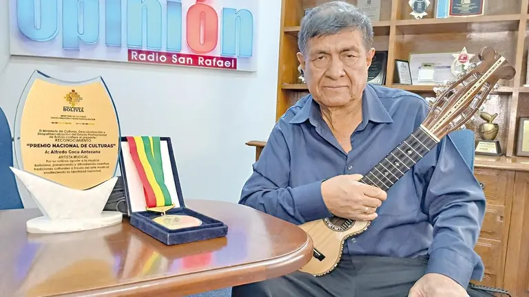 El maestro del charango Alfredo Coca Antezana visita OPINIÓN./ BRENDA MOLINA