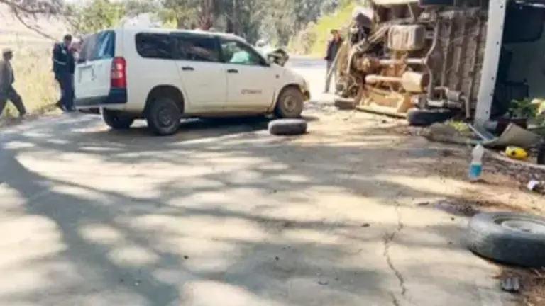 Un choque reportado en la ruta al Valle Alto, entre una vagoneta y minib&uacute;s, dej&oacute; 2 fallecidos y 12 heridos./ CAPTURA DE PANTALLA