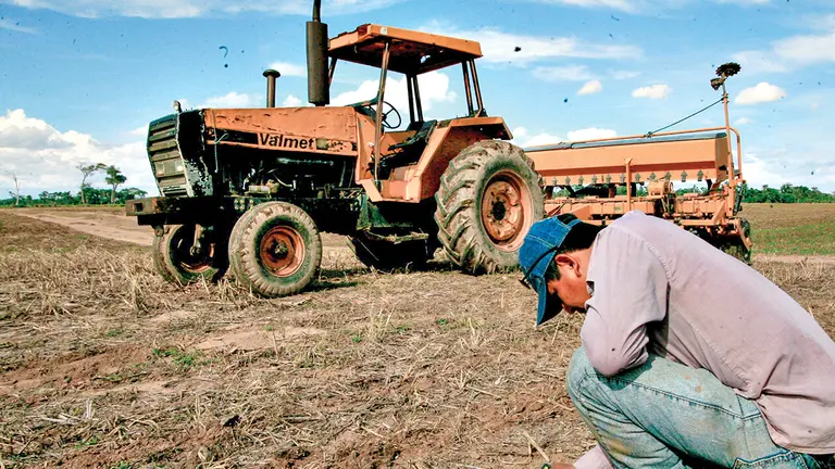 La escasez de di&eacute;sel impide que el sector agropecuario trabaje con normalidad./EL DEBER