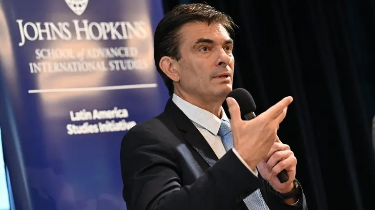 Rodrigo Paz, en un evento que se realiz&oacute; en la Universidad John Hopkins de Washington./ CORTES&Iacute;A