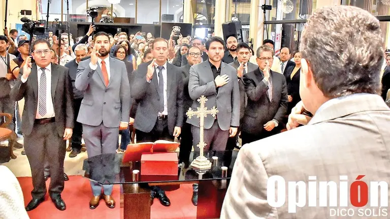 El alcalde Manfred Reyes Villa posesiona a nuevas autoridades, el 18 de septiembre. / DICO SOLÍS