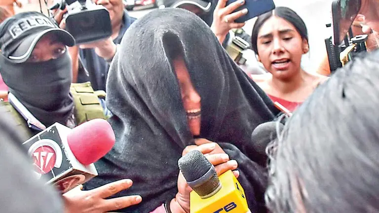 Elba Ter&aacute;n ingresa al penal de San Sebasti&aacute;n Mujeres de Cochabamba./ DICO SOL&Iacute;S