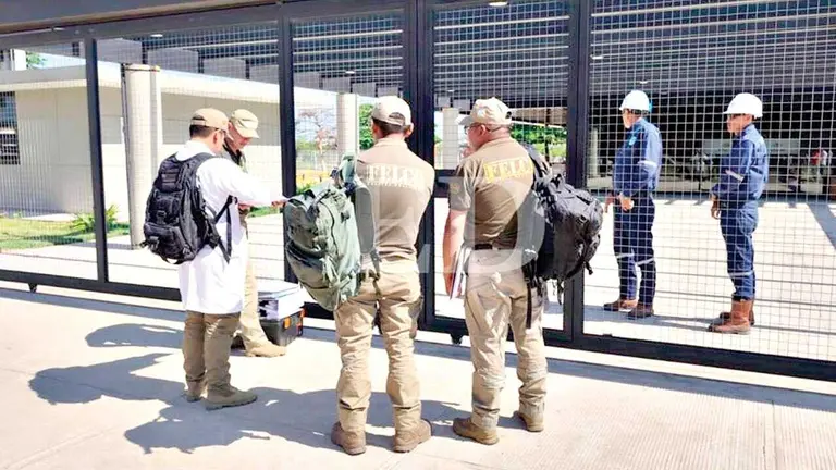 Polic&iacute;as durante el operativo de allanamiento en instalaciones de YPFB Refinaci&oacute;n./ El DEBER