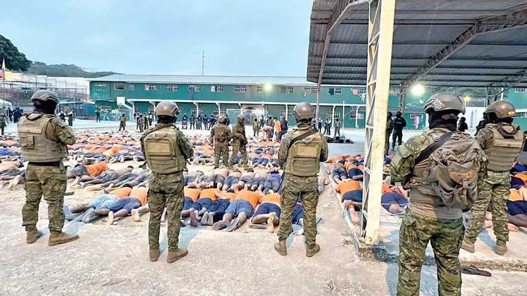 Militares controlan a los reos tras intervenir en el penal./ EJ&Eacute;RCITO DE ECUADOR