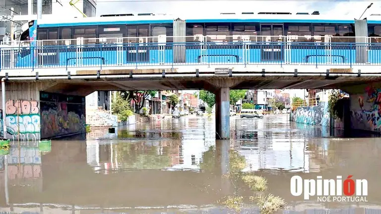 La avenida Ayacucho, en la parte sur, qued&oacute; bajo el agua./ NO&Eacute; PORTUGAL