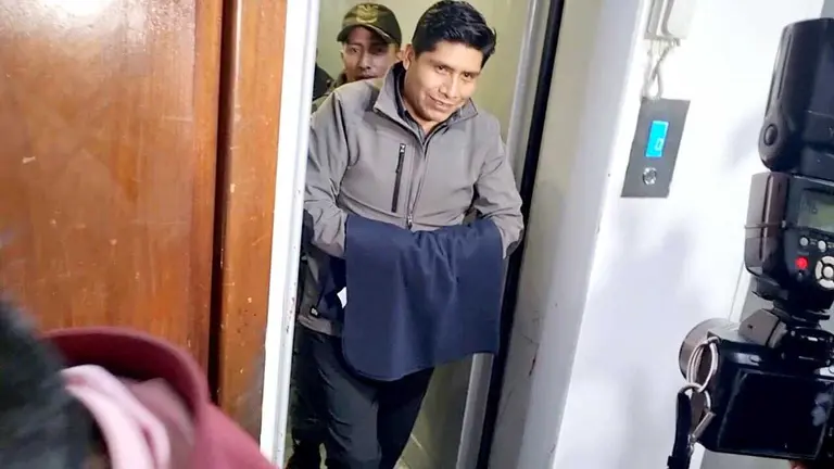 El exgerente de la Empresa de Apoyo a la Producción de Alimentos (Emapa), Franklin Flores tras salir de la Fiscalía./ ERBOL