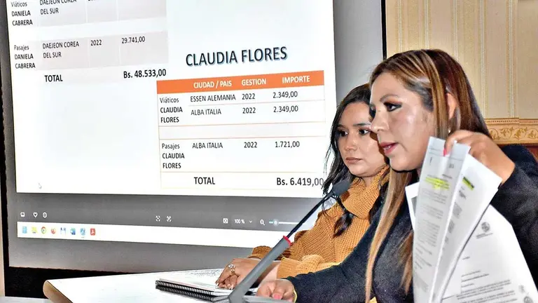 La concejala Claudia Flores expone cuadros comparativos de gastos y documentos, este 2 de octubre./NO&Eacute; PORTUGAL