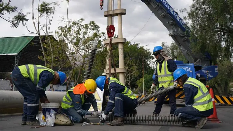 Trabajadores de Elfec realizan mejoras en la red el&eacute;ctrica de Cochabamba. CORTES&Iacute;A