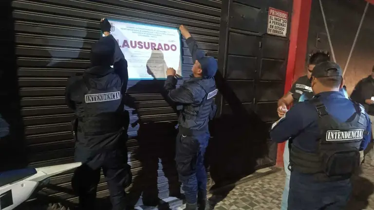La clausura de uno de los locales, la madrugada de este 4 de octubre. INTENDENCIA