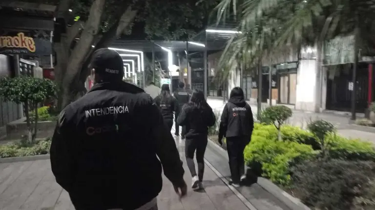Funcionarios de la Intendencia realiza controles en la zona de La Recoleta, la madrugada de este domingo. INTENDENCIA
