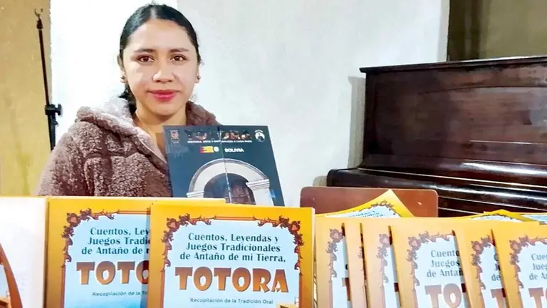 Mirtha Heidy L&oacute;pez Vargas muestra su obra./ JORGE FERN&Aacute;NDEZ B.