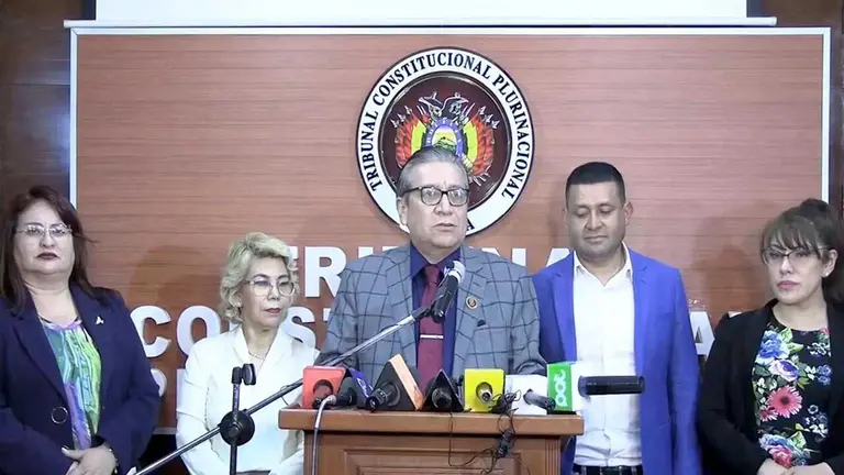 El presidente del Tribunal Constitucional Plurinacional (TCP), Gonzalo Hurtado, junto a los magistrados René Espada, Karem Gallardo, Isidora Jiménez y Julia Cornejo./ ABI