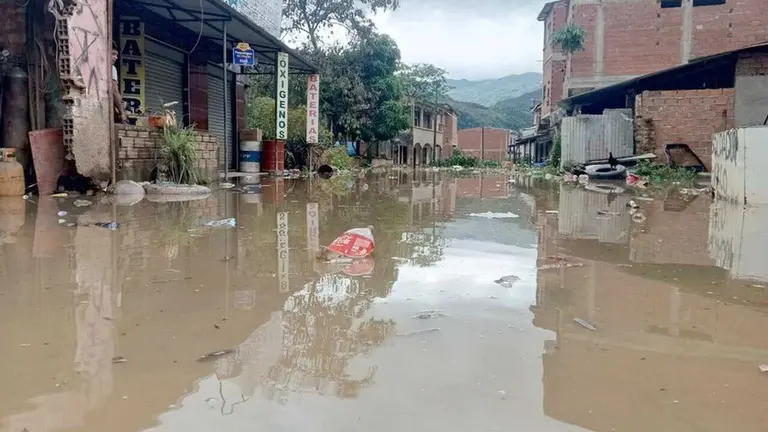 Desborde de r&iacute;o inunda calles 
de Tipuani, en La Paz./ SOMOS TIPUANE&Ntilde;OS
