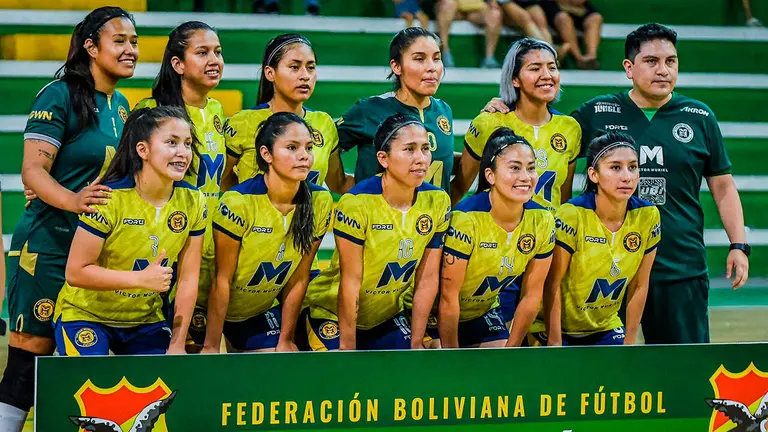 Equipo femenino del club V&iacute;ctor Muriel. VM