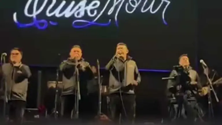 Integrantes de Armon&iacute;a 10 realizan su concierto con chalecos antibalas bajo sus casacas. CAPTURA DE PANTALLA