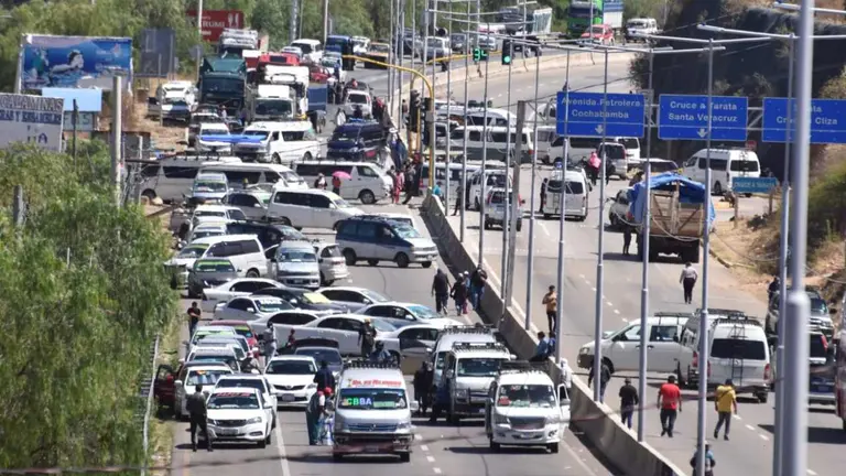 Bloqueo de carreteras ejecutado por el Transporte Libre. DICO SOL&Iacute;S