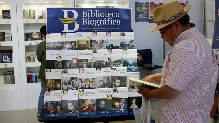 Presenta 25 
vol&uacute;menes sobre h&eacute;roes y hero&iacute;nas culturales./ FUNDACION CULTURAL BCB
