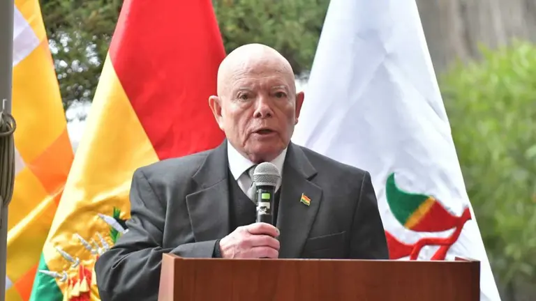 El presidente interino del TSE, Oscar Hassenteufel, inaugura la segunda vuelta electoral en Bolivia. APG