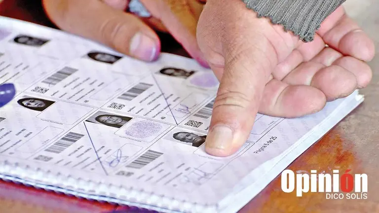 Ciudadano estampa su huella al emitir su voto./ DICO SOLÍS