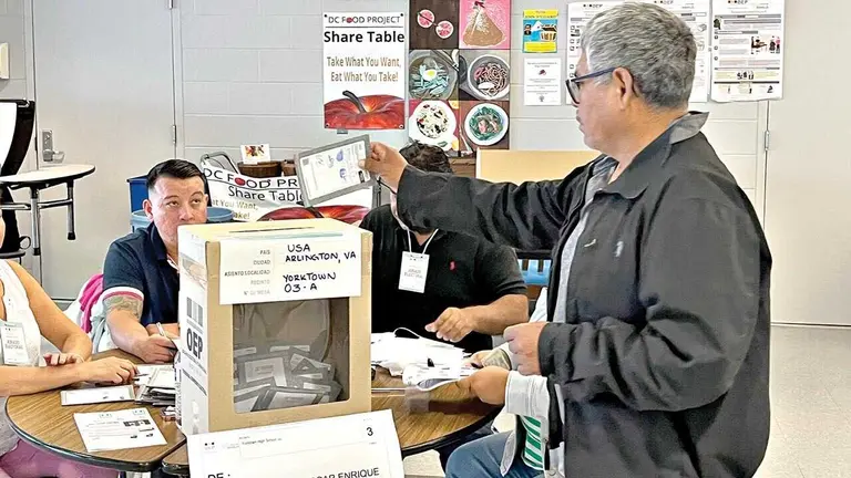 Un residente boliviano en Estados Unidos emite su voto./ JOEL VERA