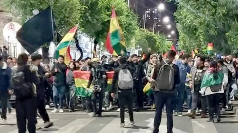 Grupos de jóvenes protestaron la noche de este lunes en el centro de La Paz./ URGENTE.BO