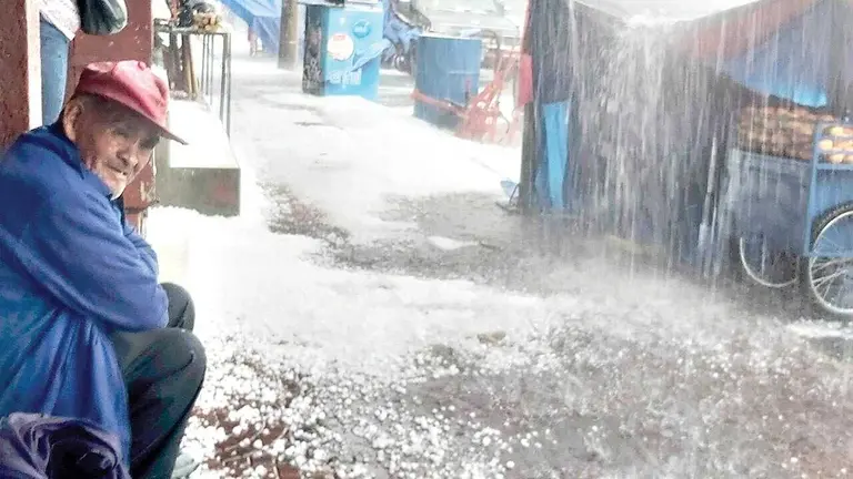Lluvia y granizo cayeron en pasados d&iacute;as en la ciudad de Tarija./ APG
