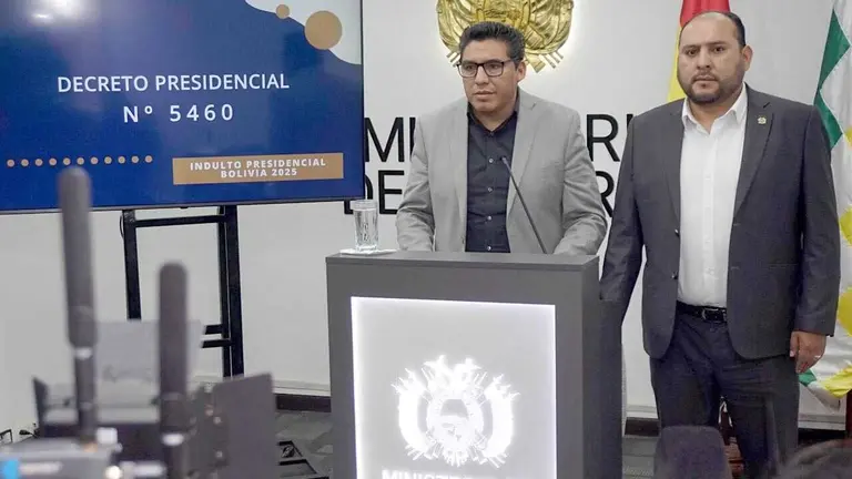 El ministro de Gobierno, Roberto Ríos y el director nacional de Régimen Penitenciario, Juan Carlos Limpias, en conferencia de prensa./ APG