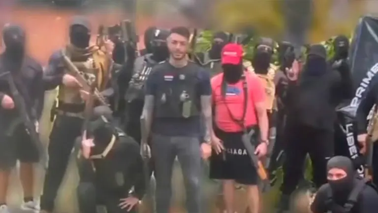Captura de video donde sale Marset armado en compa&ntilde;&igrave;a de otros hombres.