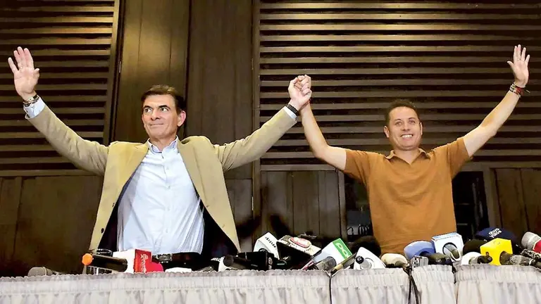 Rodrigo Paz y Edmand Lara, gobernantes electos de Bolivia, en su primera aparición conjunta tras la victoria en el balotaje./ APG