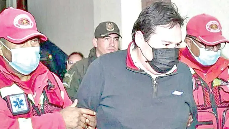 El juez de Coroico Marcelo Lea Plaza (c), cuando fue aprehendido./ APG