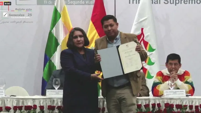 Uno de los legisladores electos, en el acto de entrega de credenciales 2025. CAPTURA DE VIDEO