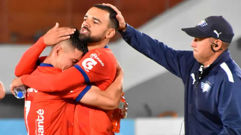 Celebraci&oacute;n de los jugadores de Wilstermann, en el Capriles./ DICO SOL&Iacute;S