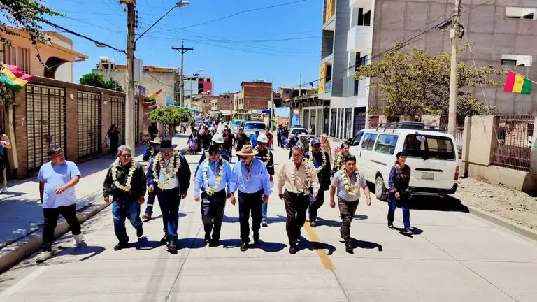 La entrega del pavimento en la avenida Santa Cruz, en Quillacollo. GOBERNACI&Oacute;N