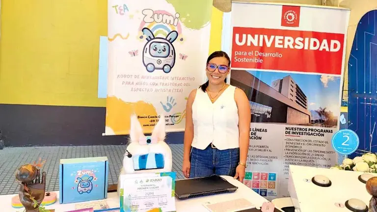 Camila Garnica expone el robot Zumi./ GARNICA