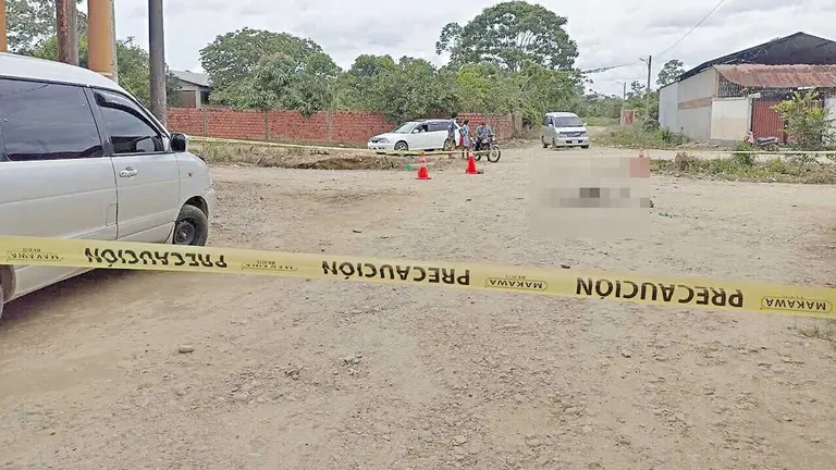 Cuerpo de la víctima tendido en el piso tras el ataque en el barrio Paraíso, Entre Ríos, Cochabamba./ CORTESÍA