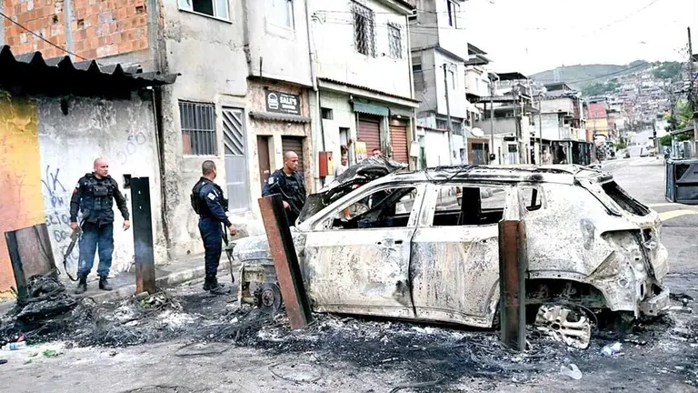 Policías patrullan una de las calles de las favelas intervenidas, después de la operación ejecutada. / BBCMUNDO