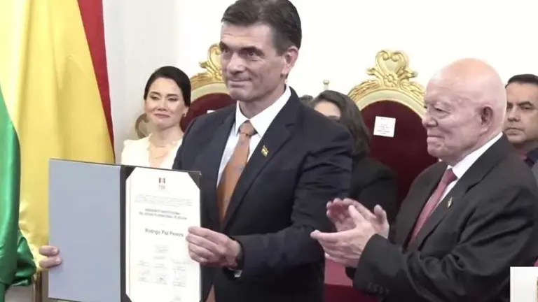 El presidente electo Rodrigo Paz y el presidente del TSE, &Oacute;scar Hassenteufel. CORREO DEL SUR