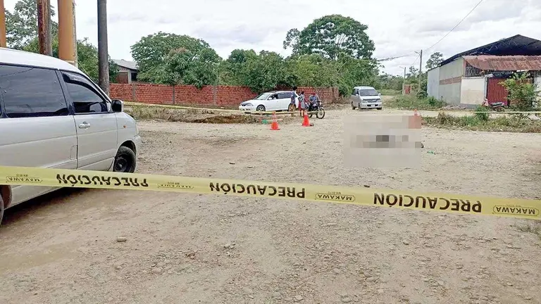 Cuerpo de la víctima tendido en el piso tras el ataque en el barrio Paraíso, Entre Ríos, Cochabamba./ CORTESÍA