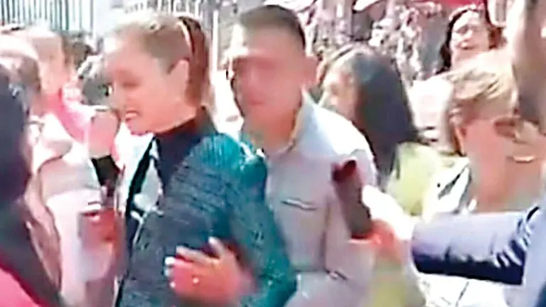 Un hombre intenta besar y tocar sin consentimiento a Claudia Sheinbaum./ RRSS